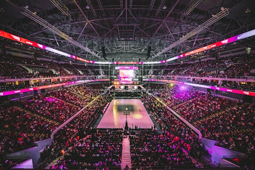 篮球赛事直播画面，NBA球员在球场上突破上篮，看球网提供专业篮球直播